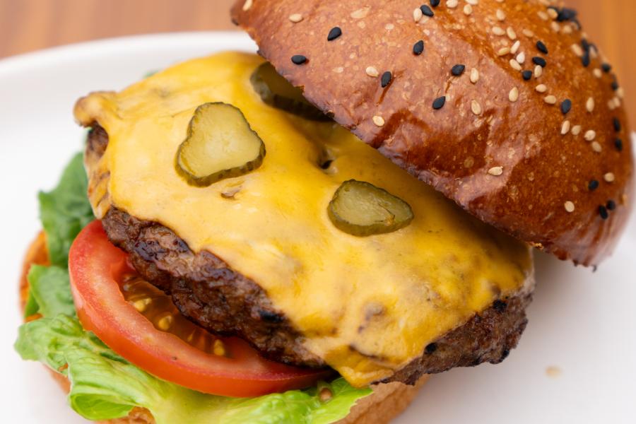 clasica cheese burguer, carne jugosa queso chedar, pickles, lechuga, tomate y cebolla frescos, acompañada de papas fritas y nuestra salsa BBQ