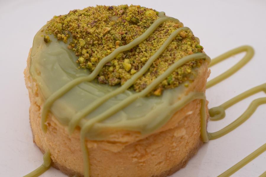 Cheesecake de pistacho estilo fusión de newyork y vasco con una cremosa crema de pistacho y trozos crujientes de pistacho