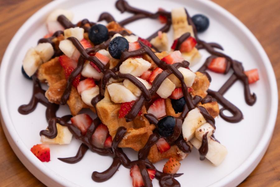 Wafles velga crujientes y acompañados de fruta fresca bañados en nuestra salsa de chocolate nutela