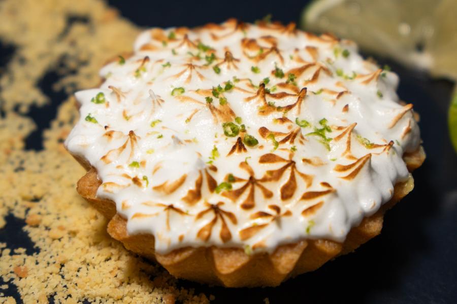 Pie de limón con una base delicada de galleta y mantequilla, crema de limón y merengue suizo